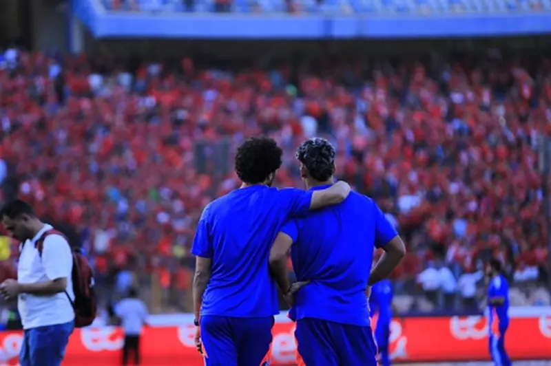 أجواء مشحونة في استاد القاهرة: بكاء وداع يسبق مباراة الحسم بين الأهلي وفاركو